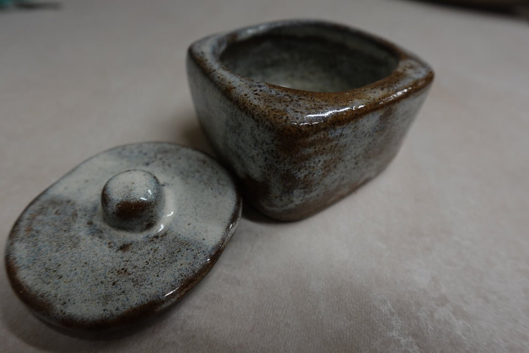 Salt pot