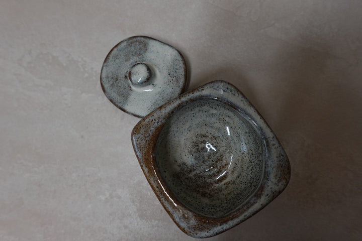 Salt pot