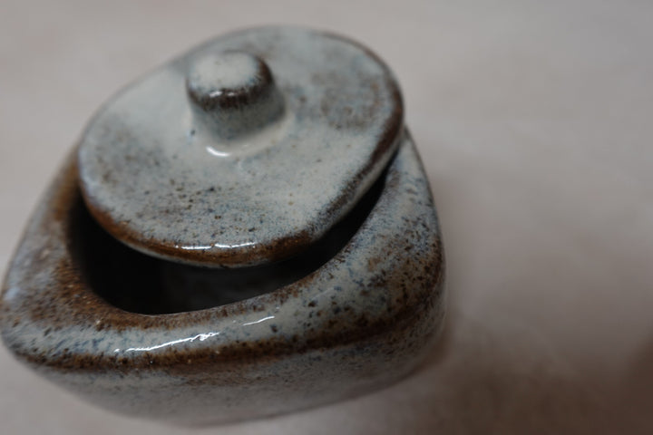 Salt pot