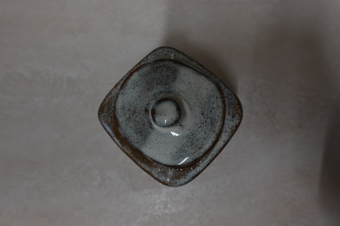 Salt pot